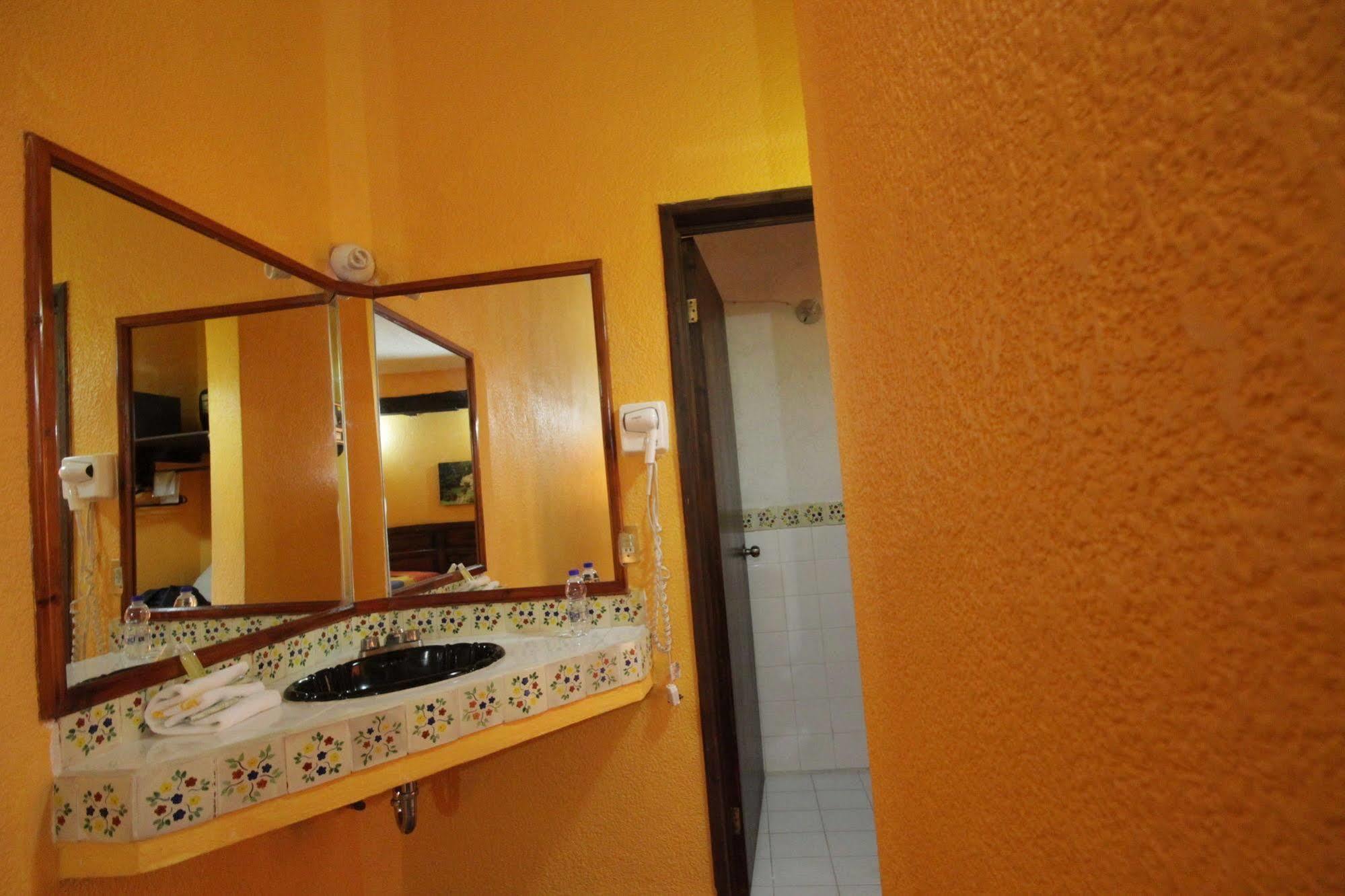 Hotel Plaza Santo Domingo San Cristóbal de Las Casas Buitenkant foto